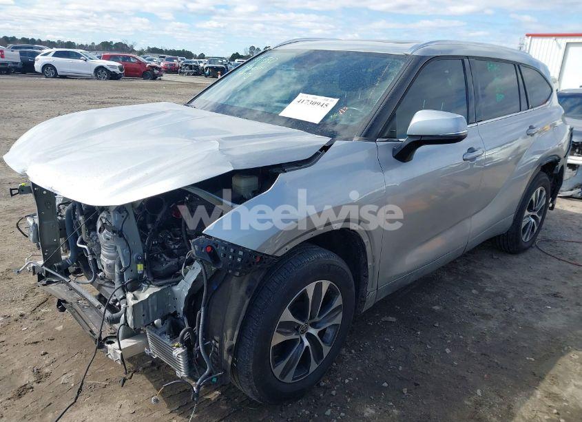 Photo 2 of 2021 Toyota Highlander XLE (VIN 5TDGZRAH8MS537358)