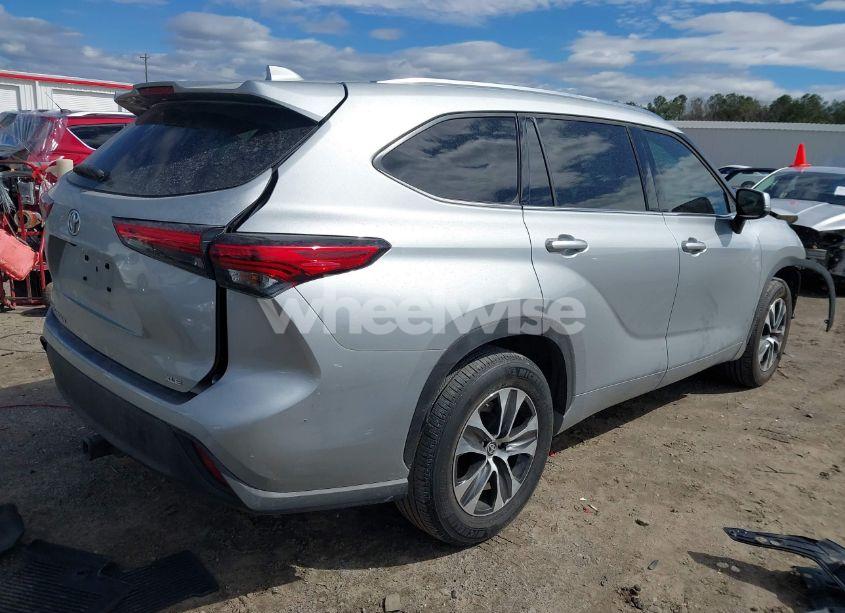 Photo 4 of 2021 Toyota Highlander XLE (VIN 5TDGZRAH8MS537358)