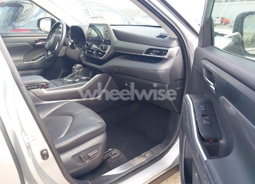 Photo 5 of 2021 Toyota Highlander XLE (VIN 5TDGZRAH8MS537358)