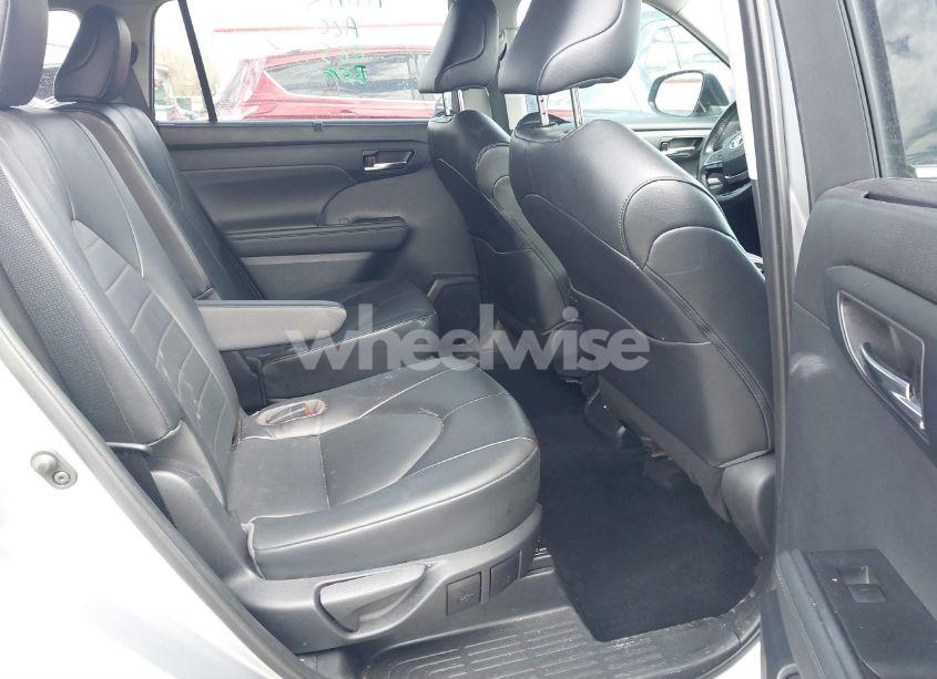 Photo 8 of 2021 Toyota Highlander XLE (VIN 5TDGZRAH8MS537358)