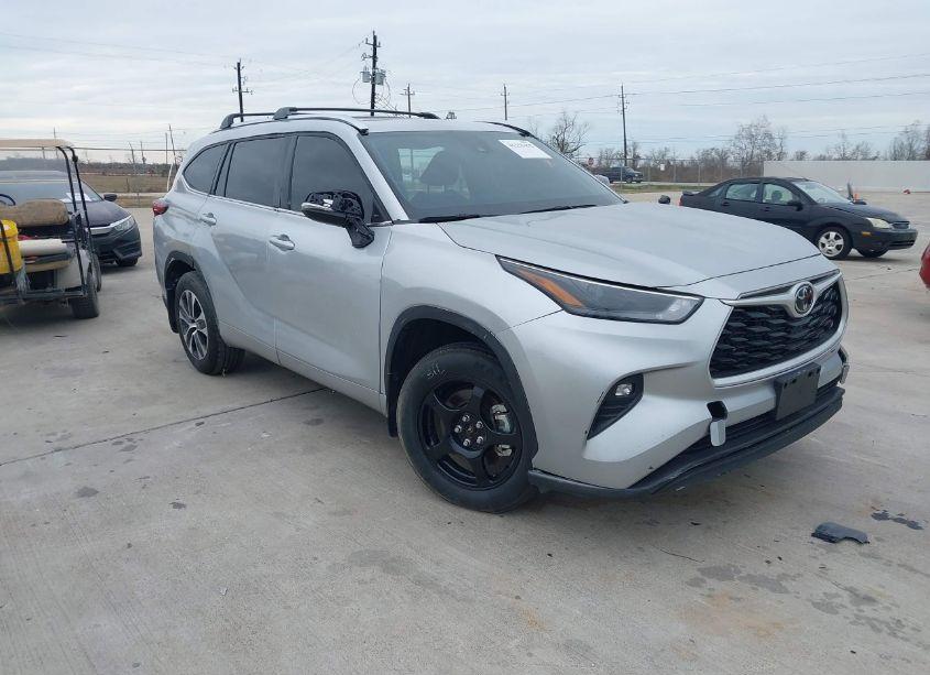 2022 Toyota Highlander XLE (VIN 5TDGZRAH8NS140704) main photo