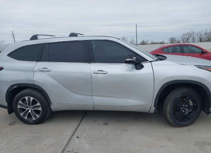 Photo 13 of 2022 Toyota Highlander XLE (VIN 5TDGZRAH8NS140704)
