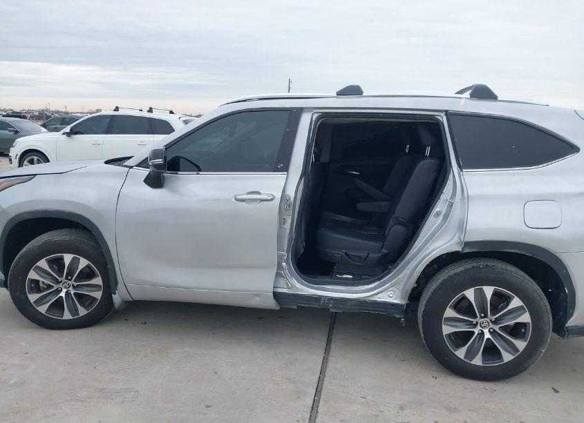 Photo 14 of 2022 Toyota Highlander XLE (VIN 5TDGZRAH8NS140704)