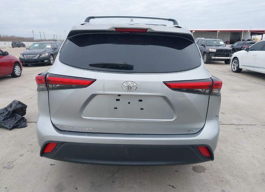 Photo 16 of 2022 Toyota Highlander XLE (VIN 5TDGZRAH8NS140704)