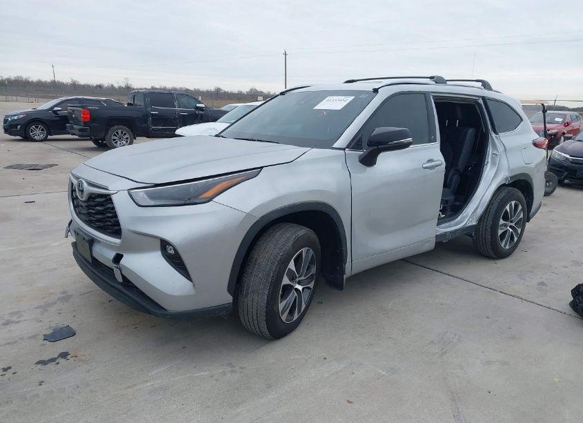 Photo 2 of 2022 Toyota Highlander XLE (VIN 5TDGZRAH8NS140704)