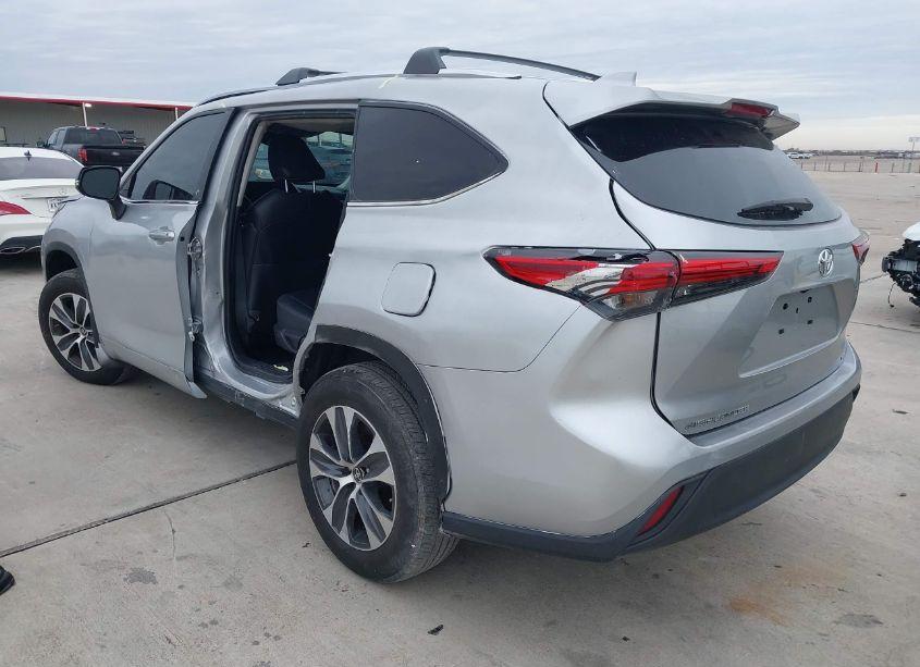 Photo 3 of 2022 Toyota Highlander XLE (VIN 5TDGZRAH8NS140704)