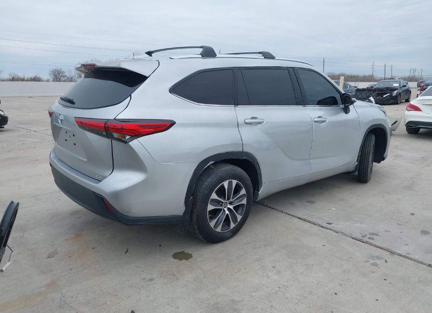 Photo 4 of 2022 Toyota Highlander XLE (VIN 5TDGZRAH8NS140704)