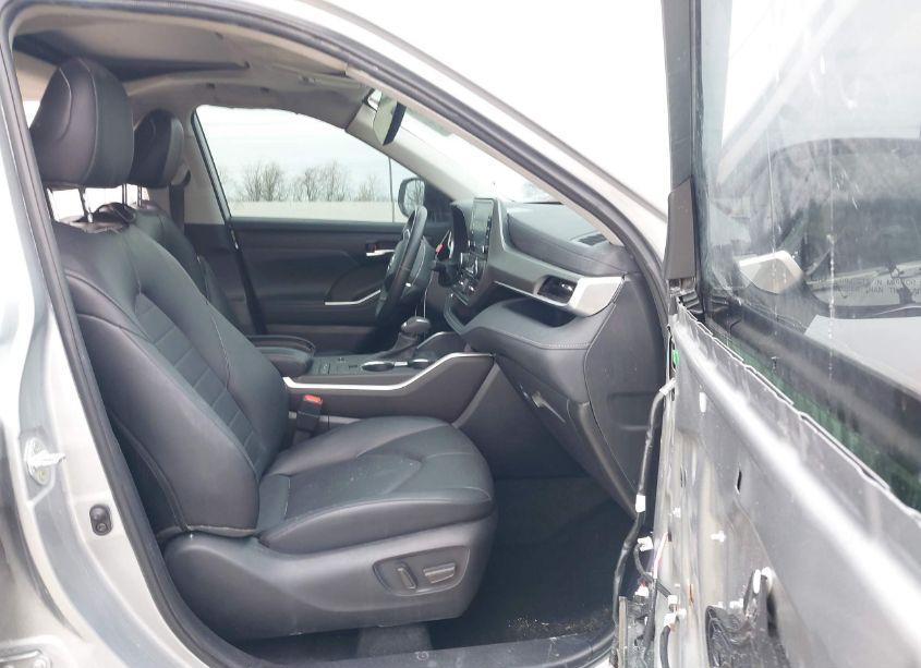 Photo 5 of 2022 Toyota Highlander XLE (VIN 5TDGZRAH8NS140704)