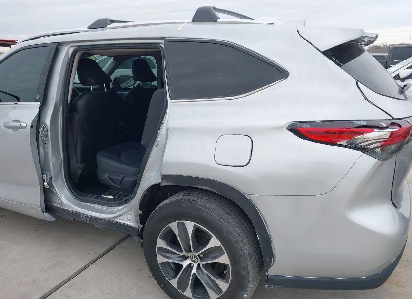 Photo 6 of 2022 Toyota Highlander XLE (VIN 5TDGZRAH8NS140704)