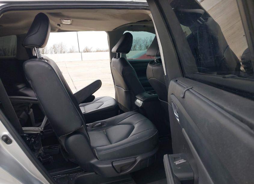 Photo 8 of 2022 Toyota Highlander XLE (VIN 5TDGZRAH8NS140704)