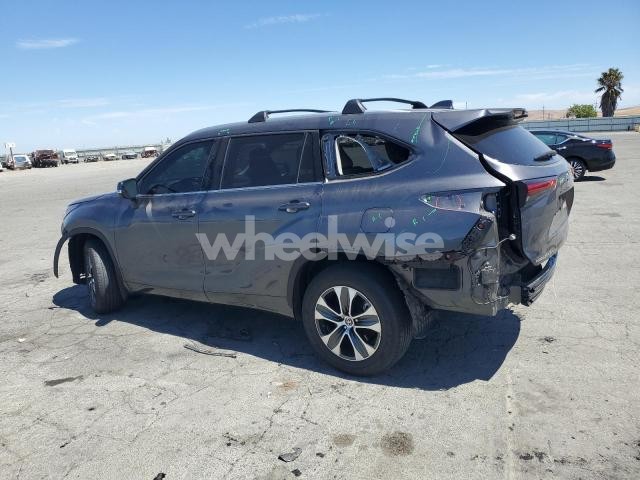Photo 2 of 2022 TOYOTA HIGHLANDER XLE (VIN 5TDGZRAH8NS546692)
