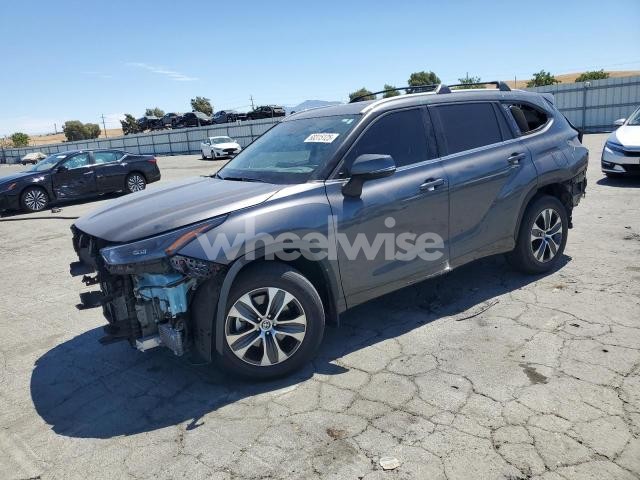 Photo 3 of 2022 TOYOTA HIGHLANDER XLE (VIN 5TDGZRAH8NS546692)