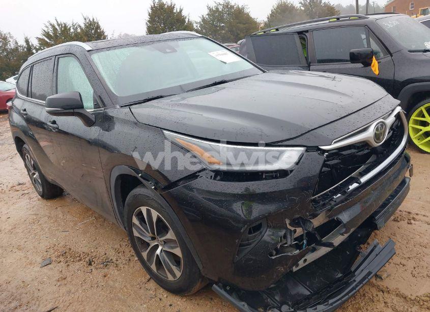 2021 Toyota Highlander XLE (VIN 5TDGZRAH9MS039752) main photo