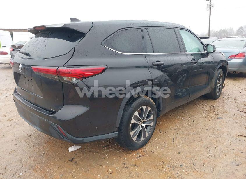 Photo 4 of 2021 Toyota Highlander XLE (VIN 5TDGZRAH9MS039752)