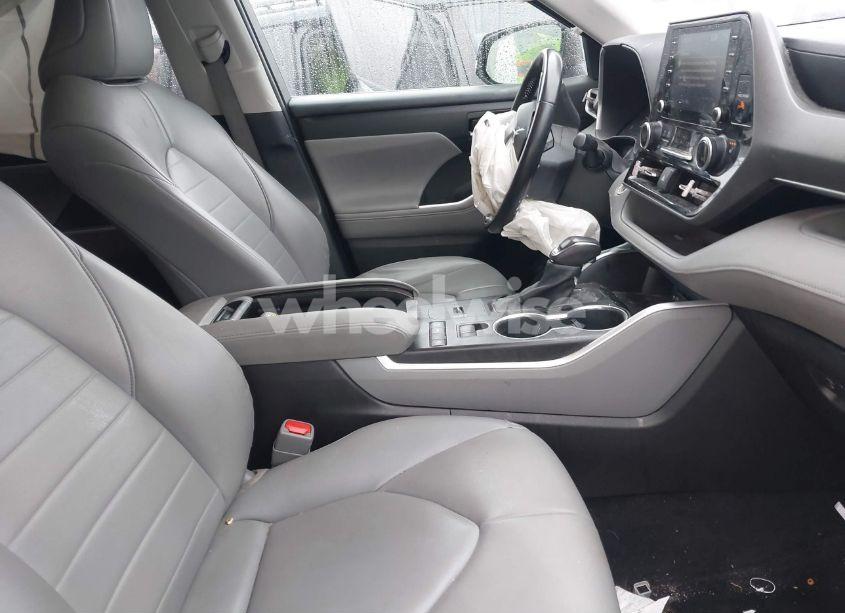 Photo 5 of 2021 Toyota Highlander XLE (VIN 5TDGZRAH9MS039752)