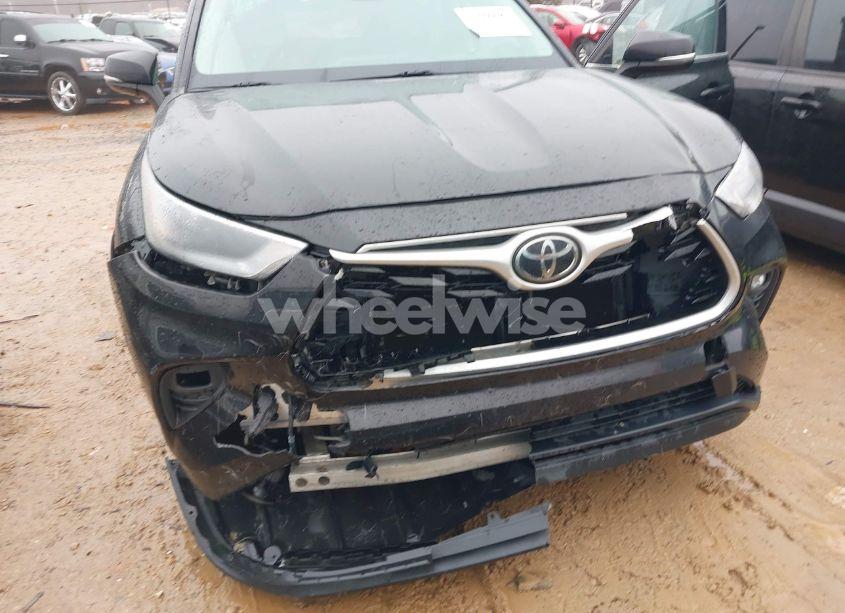 Photo 6 of 2021 Toyota Highlander XLE (VIN 5TDGZRAH9MS039752)