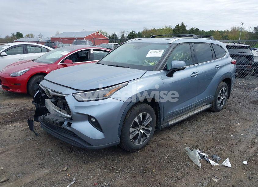 Photo 2 of 2021 Toyota Highlander XLE (VIN 5TDGZRAH9MS085663)