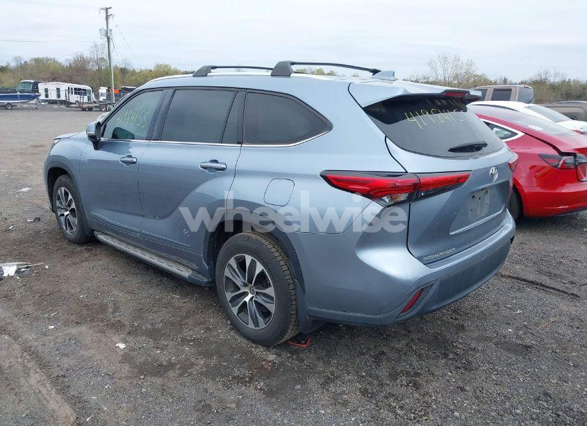 Photo 3 of 2021 Toyota Highlander XLE (VIN 5TDGZRAH9MS085663)