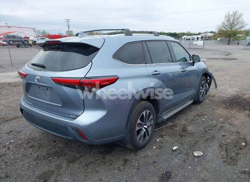 Photo 4 of 2021 Toyota Highlander XLE (VIN 5TDGZRAH9MS085663)