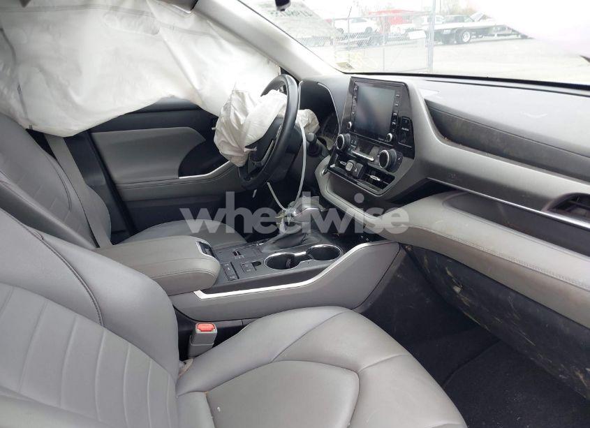 Photo 5 of 2021 Toyota Highlander XLE (VIN 5TDGZRAH9MS085663)