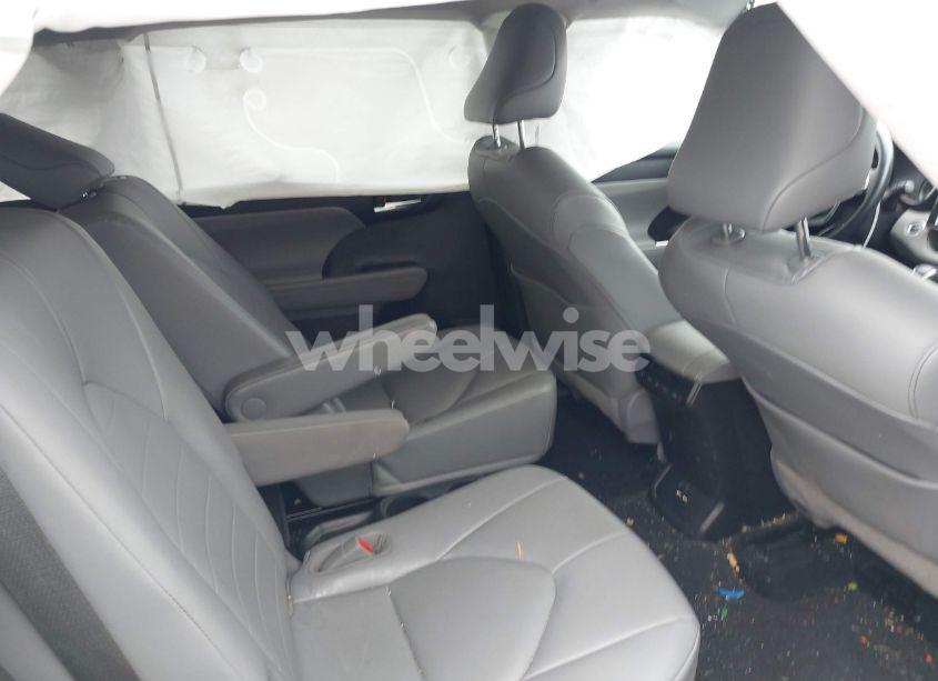 Photo 8 of 2021 Toyota Highlander XLE (VIN 5TDGZRAH9MS085663)