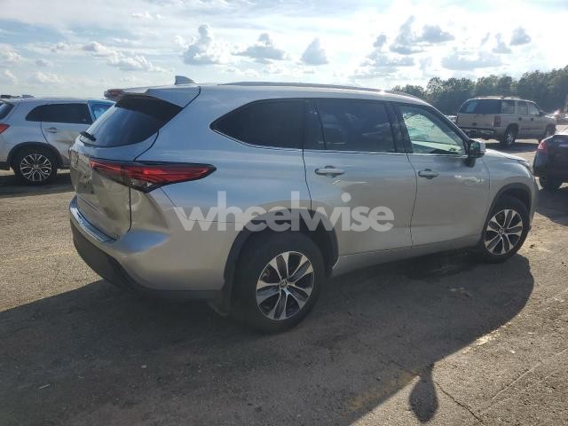 Photo 4 of 2022 TOYOTA HIGHLANDER XLE (VIN 5TDGZRAH9NS126293)