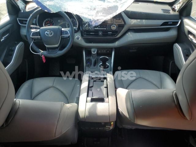 Photo 9 of 2022 TOYOTA HIGHLANDER XLE (VIN 5TDGZRAH9NS126293)