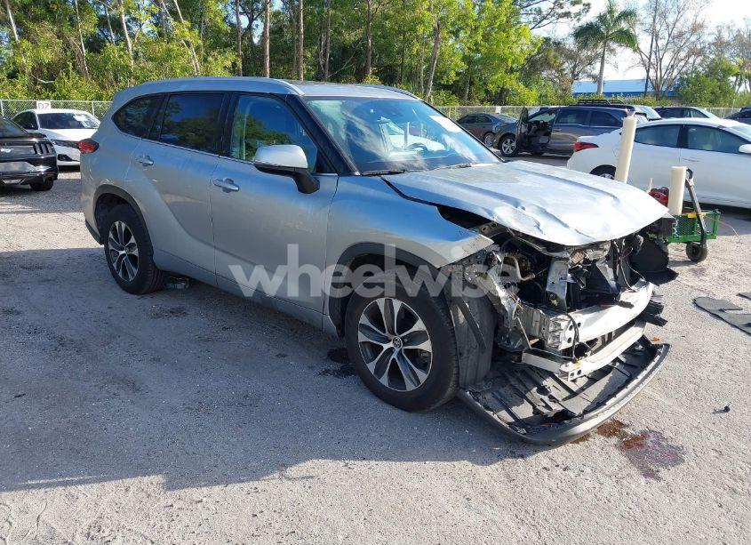2022 Toyota Highlander XLE (VIN 5TDGZRAH9NS133986) main photo