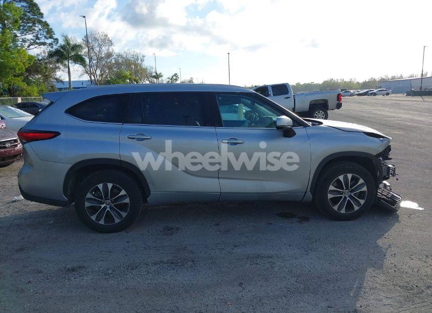 Photo 13 of 2022 Toyota Highlander XLE (VIN 5TDGZRAH9NS133986)