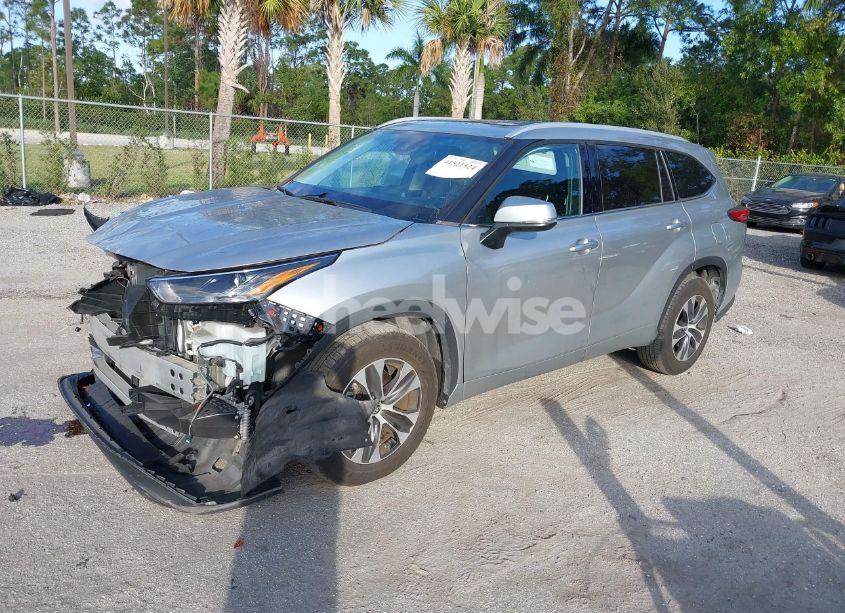 Photo 2 of 2022 Toyota Highlander XLE (VIN 5TDGZRAH9NS133986)