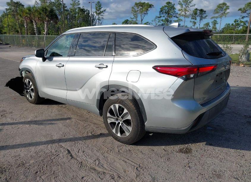 Photo 3 of 2022 Toyota Highlander XLE (VIN 5TDGZRAH9NS133986)