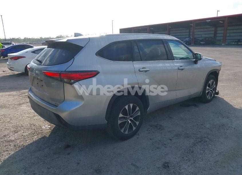 Photo 4 of 2022 Toyota Highlander XLE (VIN 5TDGZRAH9NS133986)