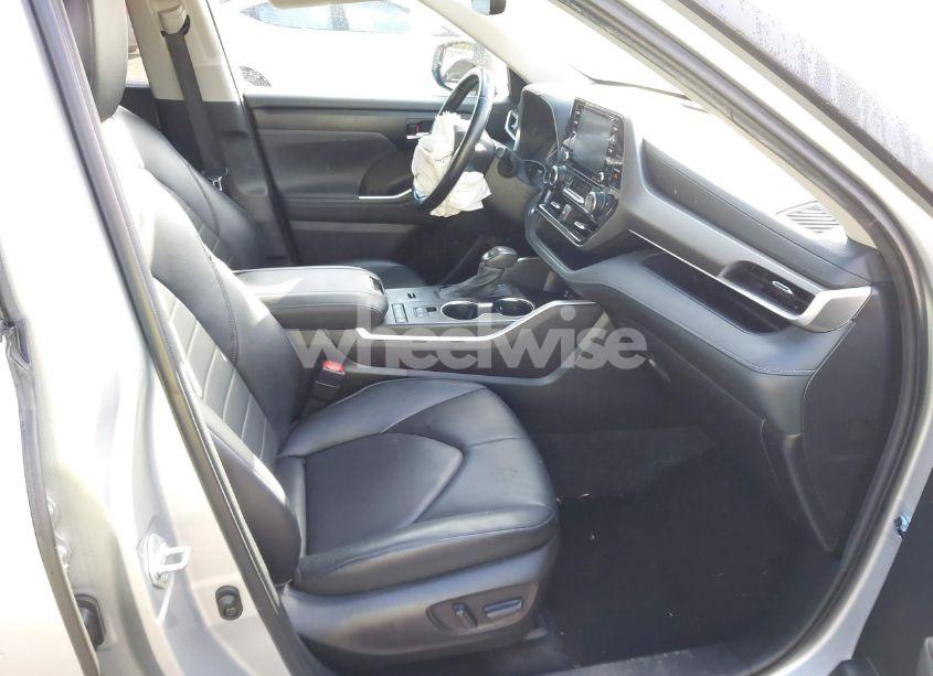 Photo 5 of 2022 Toyota Highlander XLE (VIN 5TDGZRAH9NS133986)
