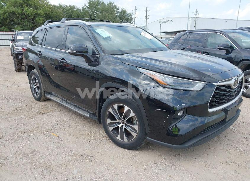 2022 Toyota Highlander XLE (VIN 5TDGZRAH9NS135673) main photo
