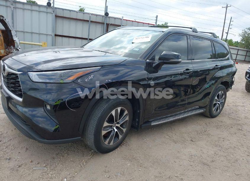 Photo 2 of 2022 Toyota Highlander XLE (VIN 5TDGZRAH9NS135673)