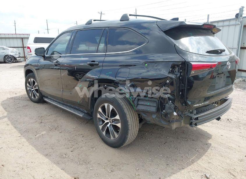 Photo 3 of 2022 Toyota Highlander XLE (VIN 5TDGZRAH9NS135673)