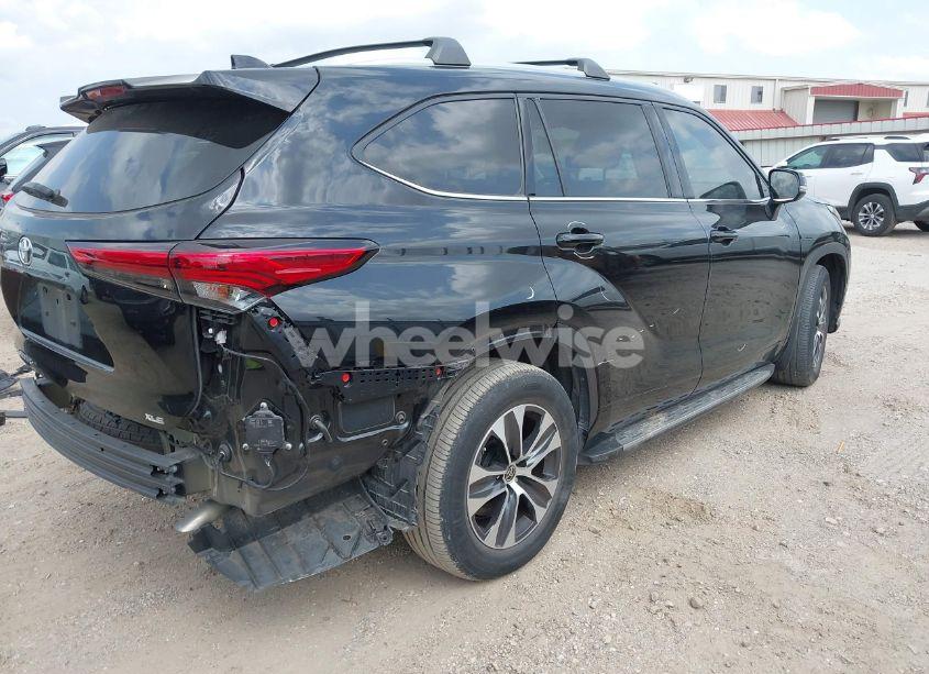 Photo 4 of 2022 Toyota Highlander XLE (VIN 5TDGZRAH9NS135673)