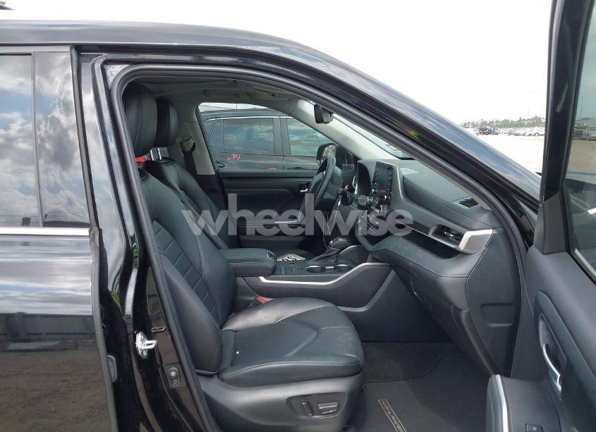 Photo 5 of 2022 Toyota Highlander XLE (VIN 5TDGZRAH9NS135673)