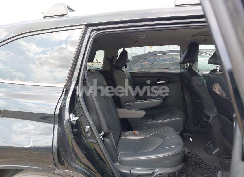 Photo 8 of 2022 Toyota Highlander XLE (VIN 5TDGZRAH9NS135673)