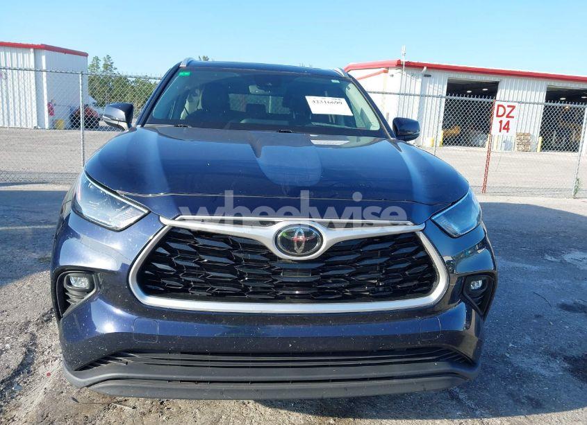 Photo 12 of 2022 Toyota Highlander XLE (VIN 5TDGZRAH9NS541050)