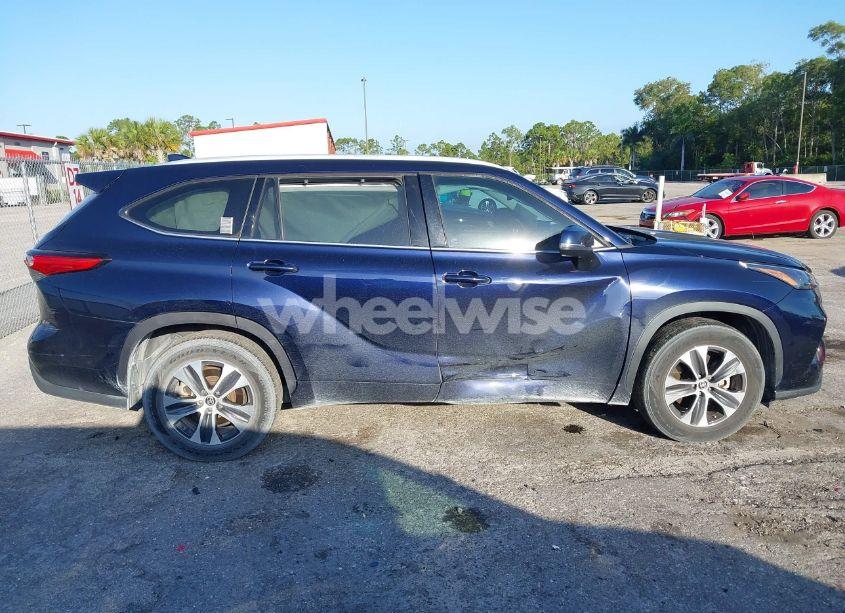 Photo 13 of 2022 Toyota Highlander XLE (VIN 5TDGZRAH9NS541050)