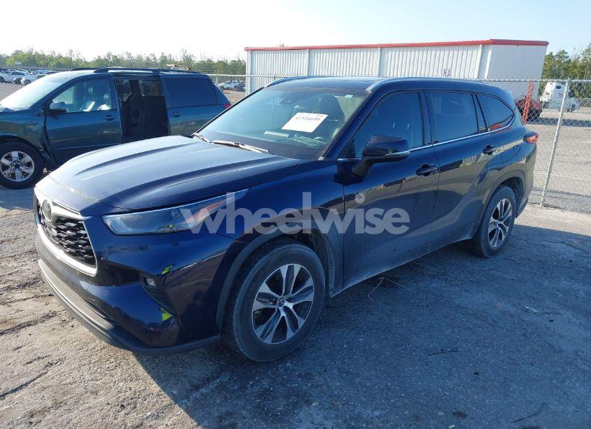 Photo 2 of 2022 Toyota Highlander XLE (VIN 5TDGZRAH9NS541050)