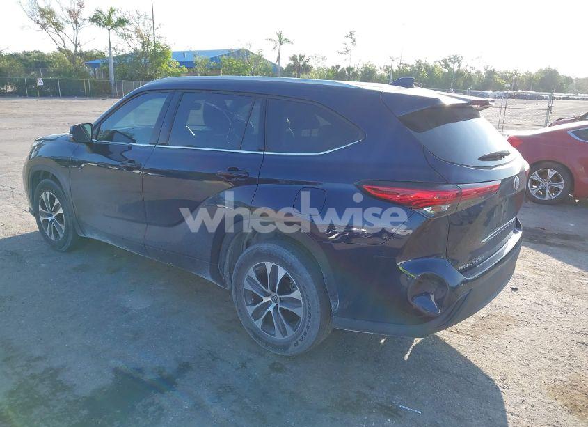 Photo 3 of 2022 Toyota Highlander XLE (VIN 5TDGZRAH9NS541050)