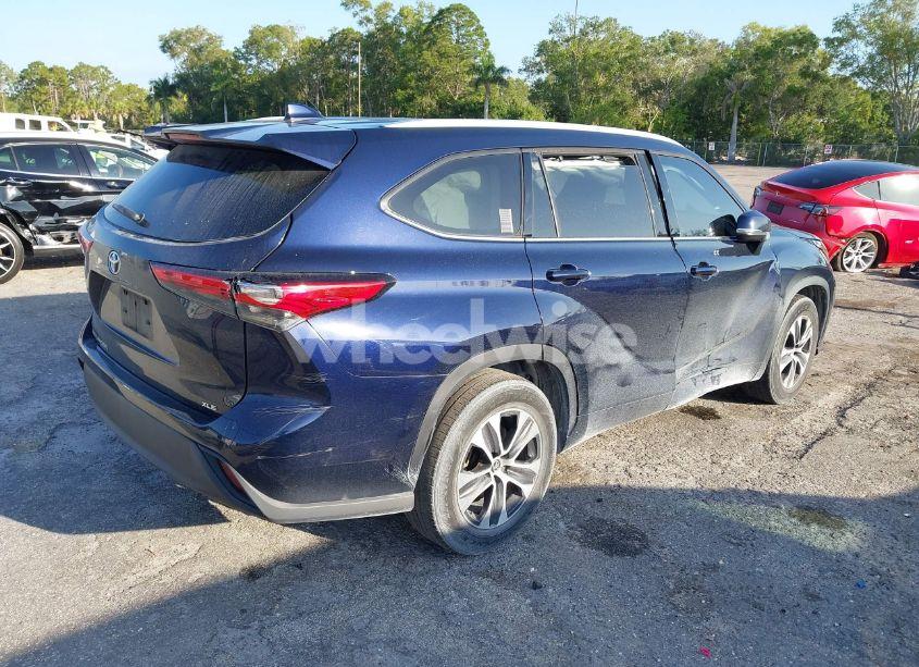 Photo 4 of 2022 Toyota Highlander XLE (VIN 5TDGZRAH9NS541050)