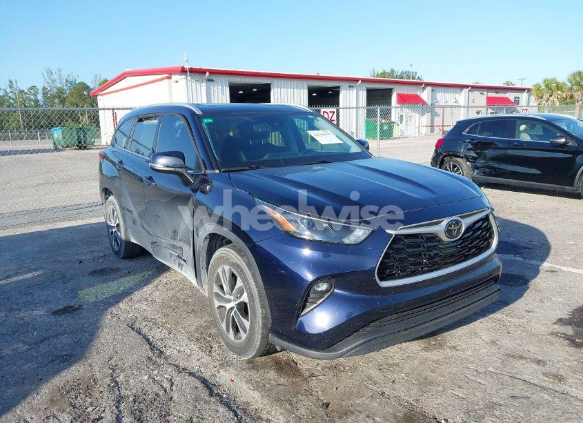 Photo 6 of 2022 Toyota Highlander XLE (VIN 5TDGZRAH9NS541050)