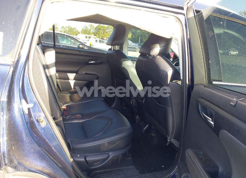 Photo 8 of 2022 Toyota Highlander XLE (VIN 5TDGZRAH9NS541050)