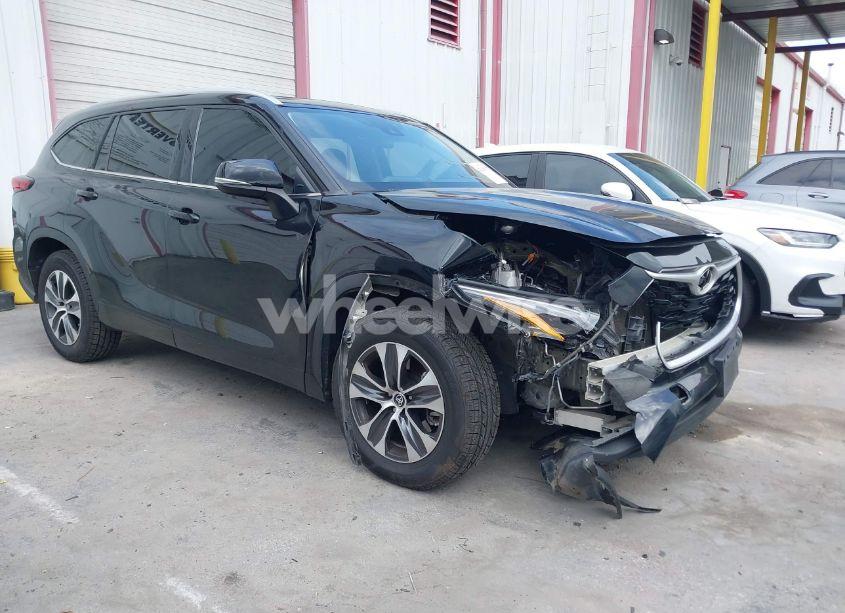 2022 Toyota Highlander XLE (VIN 5TDGZRAH9NS544837) main photo