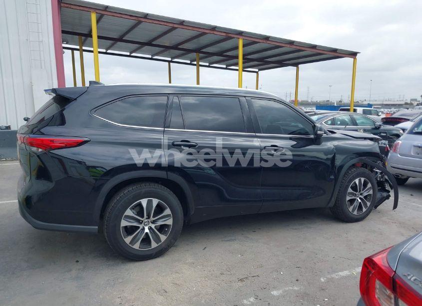 Photo 13 of 2022 Toyota Highlander XLE (VIN 5TDGZRAH9NS544837)