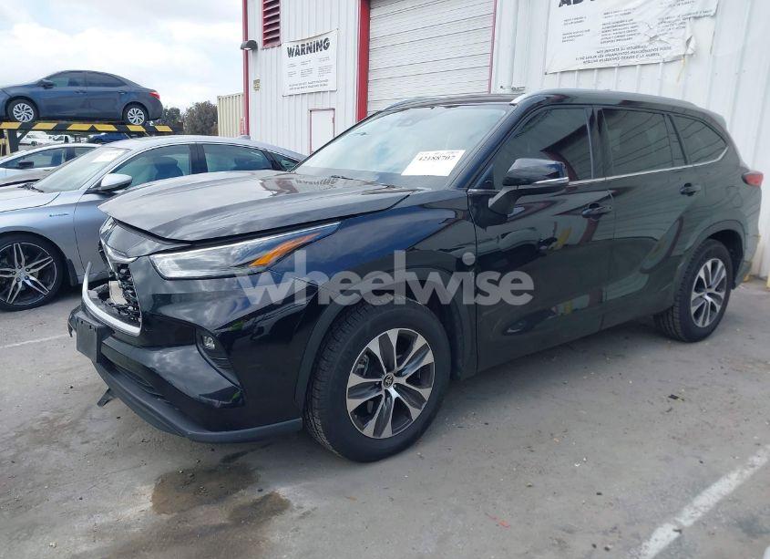 Photo 2 of 2022 Toyota Highlander XLE (VIN 5TDGZRAH9NS544837)