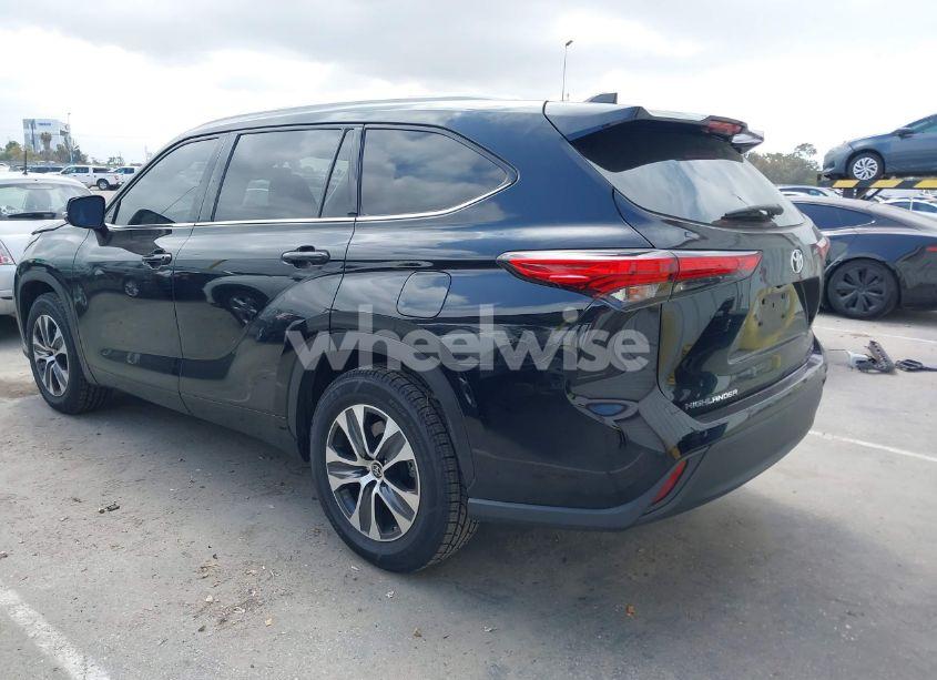 Photo 3 of 2022 Toyota Highlander XLE (VIN 5TDGZRAH9NS544837)